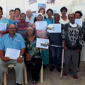 Die groep wenners van Gansbaai Toerisme se Tuinbou Kompetisie, saam met enkele Toerismelede